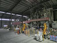 Robots de palettisation articulés de haute précision adaptés au calibrage et au décalibrage de fûts de produits chimiques.