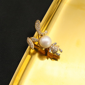 Spilla con perla a forma di coniglietto, gioiello con perle d'acqua dolce, regalo per donna, accessorio per feste di compleanno, stile carino e allegro - Product Image 1