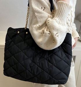 Sac fourre-tout matelassé noir grande capacité pour femme, sac à bandoulière en nylon imperméable et léger avec chaîne dorée - Product Image 4