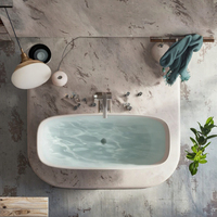 Baignoire à remous autoportante moderne avec éclairage LED et 12 jets pour usage hôtelier, expérience de bain à bulles relaxante
