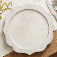 Assiettes de présentation en bois festonnées en gros, style vintage blanc/noyer, pour événements de mariage et location