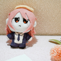 Poupée en peluche mini anime personnalisée OEM ODM de 10 cm, figurine de personnage de style détective avec tenue et chapeau personnalisés pour les marchandises de jeux d'anime