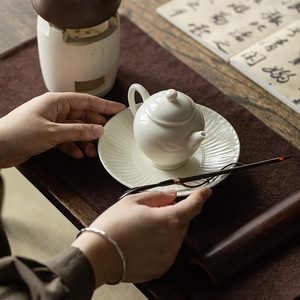 Plateau de service élégant en céramique blanche glacée motif pétale de lotus pour thé et collations, idéal pour le thé sec et la préparation domestique - Product Image 1