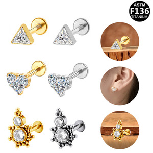 Clous d'oreilles en zircon plaqué titane en forme de cœur pour piercing au cartilage ou au lèvre, bijoux en titane ASTM F136 - Product Image 1
