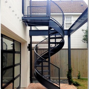 Escalier en spirale extérieur en fer avec colonne centrale pour balcon ou grenier, design industriel durable, installation par boulons. - Product Image 2