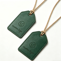 Étiquettes suspendues personnalisées en cuir PU avec logo gaufré, multicolores, pour vêtements, avec cordon en coton, fourniture directe d'usine