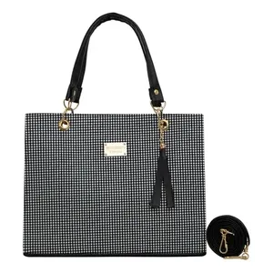 Sac cabas pour femme Isadora Cuadri, motif à pois, cuir vegan noir, décontracté, usage quotidien, élégant, décoration avec chaînes - Product Image 4