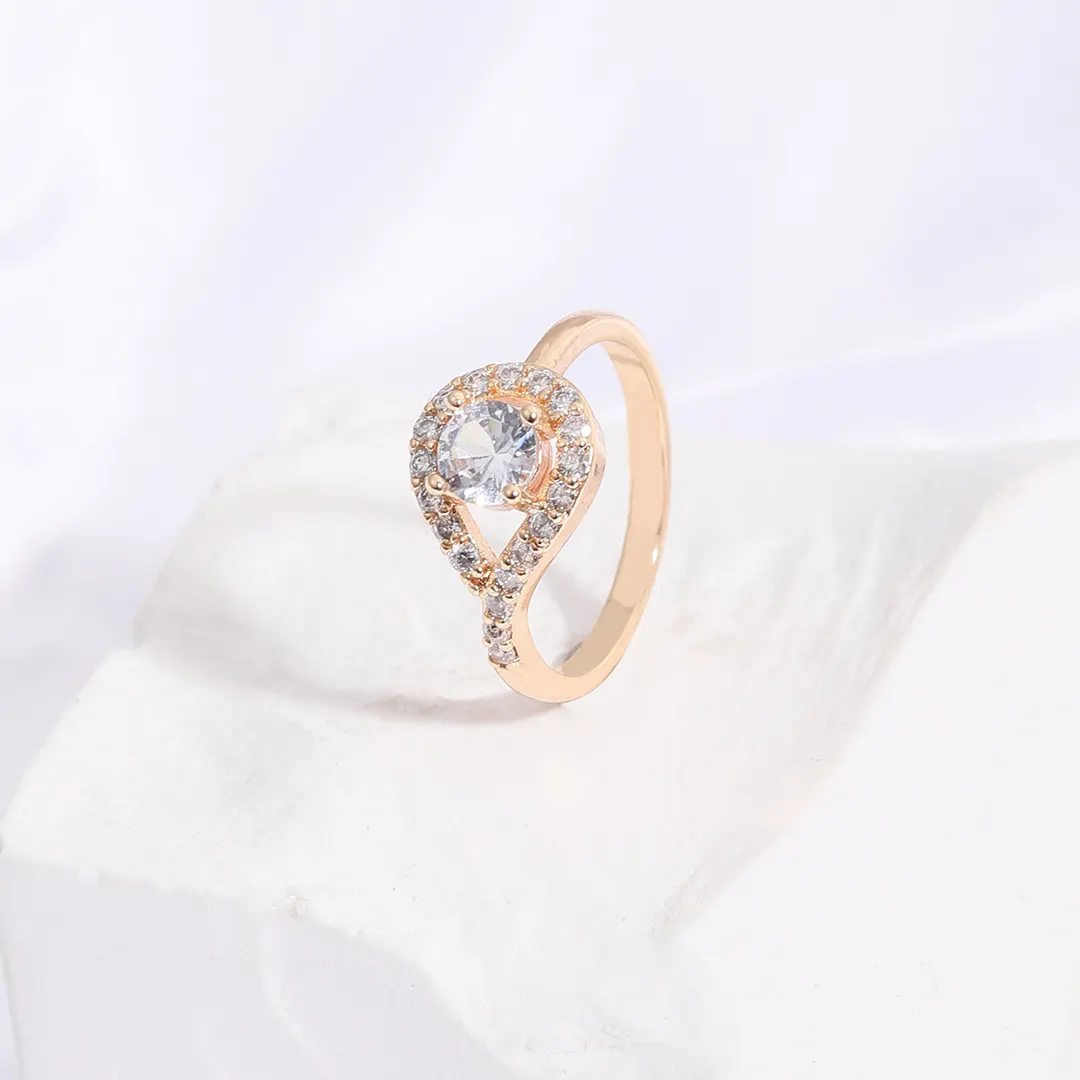 Grosir Mode Cincin Pertunangan Wanita Perhiasan 18K Emas Diaspal Berlian Cincin Pernikahan Set