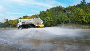 Camion-citerne à eau diesel Dongfeng 4X2 de Chine, 12000L, avec pompe Euro 6 et buse haute pression pour pulvérisation directe/brume d'eau - Product Image 5