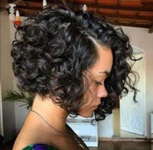 Perruque synthétique courte bouclée noire et bordeaux pas chère pour <span class=keywords><strong>femme</strong></span>, <span class=keywords><strong>coupe</strong></span> pixie, sans colle, avec raie latérale - Product Image 3