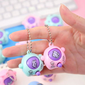 Venta al por mayor colores aleatorios plástico Fidget juguetes 3,8 cm Mini Lindo juego <span class=keywords><strong>piedra</strong></span> papel tijeras con llavero colgante juguetes para niños - Product Image 1