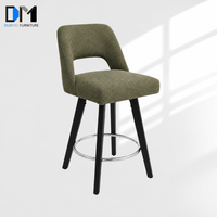 Tabouret de bar DM pour îlot de cuisine avec dossier ergonomique ouvert, assise en tissu doux et repose-pieds pour intérieurs d'appartements – Vente en gros