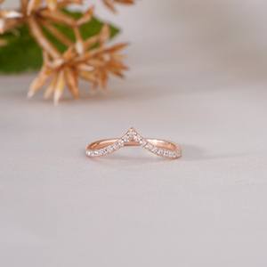 Elegante Anillo de Boda de Moissanita en Oro Rosa con Diseño de Espiga, Anillo Apilable Delicado en Forma de V para Mujer, Brillante, Regalo para Ella - Product Image 1