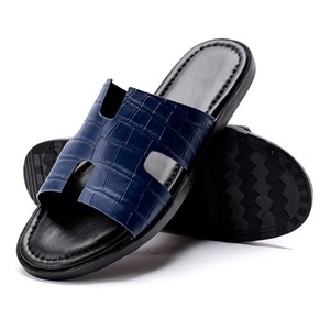 Nouvelles tongs en cuir pleine fleur pour hommes, style coréen 2025, sandales d'été tendance pour l'extérieur, chaussures de plage, pantoufles, logo personnalisé - Product Image 2