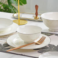 Service de table en porcelaine fine à imprimé floral élégant et subtil, avec bordure dorée fine, comprenant bols et assiettes, pour la maison, les mariages et les banquets quotidiens