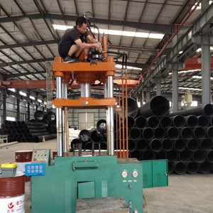 เครื่องอัดไฮดรอลิกแบบสี่เสา 200 ตัน ระบบปั๊มเหล็กกล้าคาร์บอนสามคาน สำหรับงานอุตสาหกรรม - Product Image 4