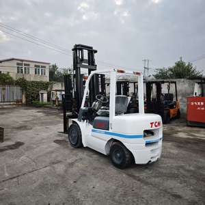 Montacargas Diésel Usado TCM FD30 de 3 Toneladas con Mástil Hidráulico de Dos Etapas, Neumáticos Sólidos, Tracción Delantera y Operación con Asiento - Product Image 2