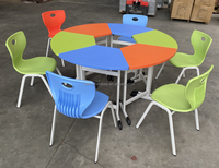 Bureau d'école moderne en acier et bois pour enfants avec chaises colorées pour salle de formation, idéal pour hôpitaux et utilisation en table combinée