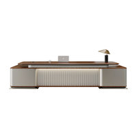Scrivania Direzionale a L Moderna LIYU, Postazione di Lavoro di Lusso in Legno Impiallacciato per CEO e Dirigenti con Pannello Scanalato a LED e Piano Flottante