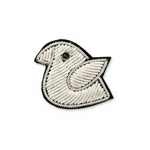 Insigne de nom en soie brodé personnalisable avec motif d'oiseau tissu à coudre et feutre avec technique d'émail pour sacs Logo personnalisé - Product Image 1
