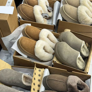 批发雪地靴女式名牌运动鞋 Uggs 原创设计师鞋 皮革羊毛保暖棉靴 Uggly - Product Image 2