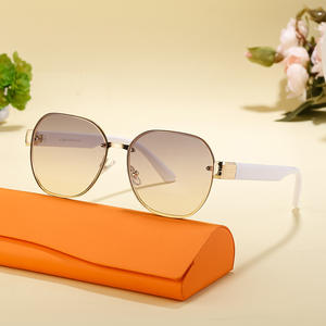 Lunettes de soleil personnalisées pour femmes, monture carrée, verres PC noirs, protection UV400, style Instagram, effet amincissant, mode urbaine - Product Image 4