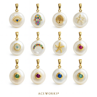 Charmes symboles baroques |   Pendentifs en laiton plaqué or 18 carats avec incrustations de perles d'eau douce, de zircone cubique, de motifs œil porte-bonheur, Hamsa, arbre de vie et pierre de naissance