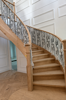 Escalier en colimaçon en bois massif courbé sur mesure, directement de l'usine, avec balustrade en fer forgé pour l'intérieur de la villa