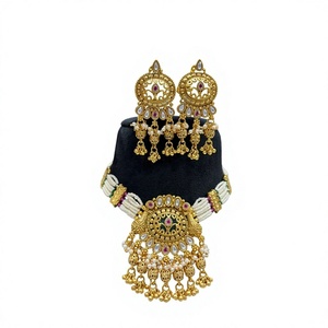 Conjunto de collar y aretes de latón chapado en oro de calidad premium Radiant para mujer, para ocasiones de boda. - Product Image 2