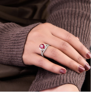 แหวนหมั้นทับทิมสุดหรูพร้อมหินศูนย์กลางรูปไข่และรัศมีเพชรสีขาวทองออกแบบมาสำหรับโอกาสพิเศษจากอินเดีย - Product Image 4