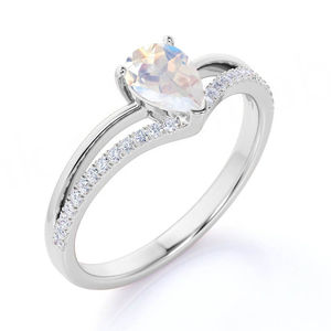 Anillo de Oro Rosa de 14k con Pavé Francés, 1.5 Quilates, Diseño de Espiga Dividida, Corte Pera, Solitario, Piedra Lunar Arcoíris, para Compromiso o Boda - Product Image 4