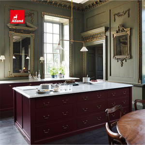 Armoire de cuisine en chêne à panneaux plats, finition peinte rouge Bourgogne classique Alland, avec poignées en laiton <span class=keywords><strong>vieilli</strong></span> pour cuisine de villa - Product Image 1