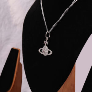 COLGANTE ESTÉTICO EN FORMA DE PLANETA CON DIAMANTE DE LABORATORIO REDONDO TINEY EN ORO SÓLIDO DE 18KT PARA TODAS LAS OCASIONES PARA MUJER - Product Image 3