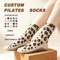 Chaussettes de Pilates personnalisées à imprimé léopard, faible quantité minimale de commande, logo personnalisé, tricot jacquard, semelles antidérapantes robustes, chaussettes de compétition Pilates