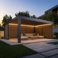 Pergola bioclimatique motorisée de luxe en aluminium à lames orientables, avec volets latéraux effet bois, résistante aux intempéries, pour jardin et patio de villa