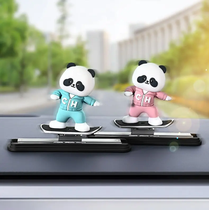 Kit de décoration intérieure de voiture avec figurine de panda sur skateboard pour console centrale - Product Image 6