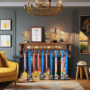 ตู้โชว์เหรียญรางวัลไม้สีน้ำตาลเข้มแบบแขวนผนัง พร้อมช่องใส่เหรียญและราวแขวนสองชั้นสำหรับเหรียญรางวัลทุกกีฬา - Product Image 6