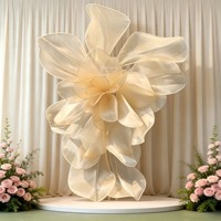 Fleur géante en organza sur mesure de luxe pour la décoration de mariage et les vitrines.