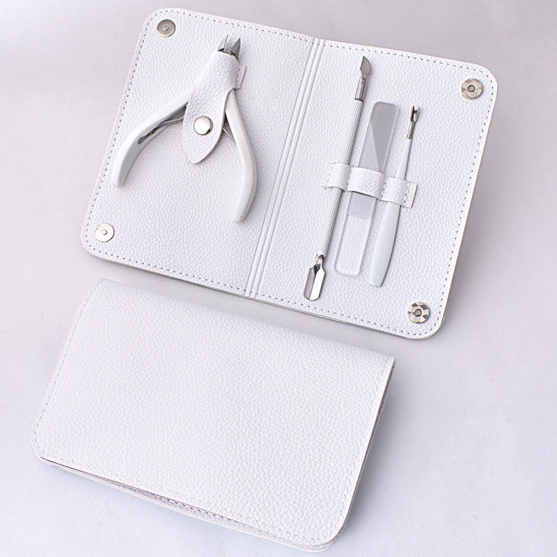 Ensemble de quatre ciseaux pour peaux mortes blanches