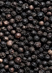 Granos de pimienta negra en cuchara de madera sobre fondo negro para condimentar en la cocina - Product Image 6