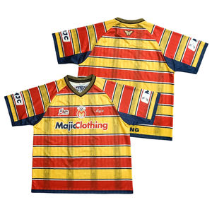 Camiseta de Fútbol Retro con Cuello en V y Rayas, Sublimación con Estampado Personalizado del Emblema del Equipo, Transpirable, Holgada, de Manga Corta para Verano - Product Image 1