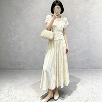 Ensemble deux pièces formel blanc uni pour femme, avec chemisier à volants en dentelle patchwork ODM et jupe longue plissée évasée, taille haute, idéal pour mariages et événements.