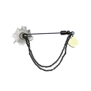 เข็มกลัดโลหะผสมสังกะสีเคลือบสีเงินโบราณ รูปดอกกุหลาบ พร้อมโซ่ - Product Image 2