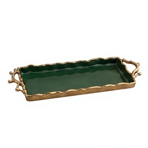 Plateau en aluminium émaillé vert moderne avec bord ondulé festonné et poignées en forme de branche dorée, plateau de service décoratif pour table basse - Product Image 1