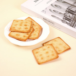 Pendentif PVC Simulation Biscuit Apéritif, Jouet Amusant de Simulation de Snack, Porte-clés Carré Faux Biscuit Ornemental - Product Image 2