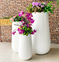 Pot de fleurs ovale en fibre de verre blanc brillant pour la décoration intérieure des hôtels, des restaurants et des halls d'entrée