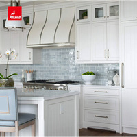 Armoires de cuisine Alland en bois massif blanc style Shaker, îlot avec plateau en marbre, style nordique, placards muraux supérieurs et quincaillerie de poignée