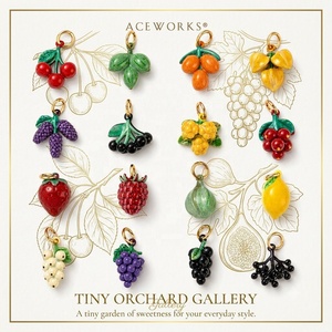 จี้ผลไม้เคลือบทอง 18K จาก Tiny Orchard Gallery ทำจากทองเหลืองเคลือบทอง ประดับด้วยงานเพ้นท์เคลือบสี  สำหรับทำเครื่องประดับ  ทันสมัย  สำหรับทั้งชายและหญิง  รูปองุ่นและสตรอว์เบอร์รี - Product Image 1