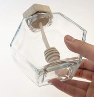 Tarro de miel al por mayor de cristal con forma hexagonal, recipiente para miel con cucharón de madera y tapa de corcho, almacenamiento de miel y jarabe en forma de colmena