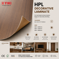 Plaque de surface HPL à grain de bois avec texture assortie pour les applications de meubles, de panneaux muraux et de portes.